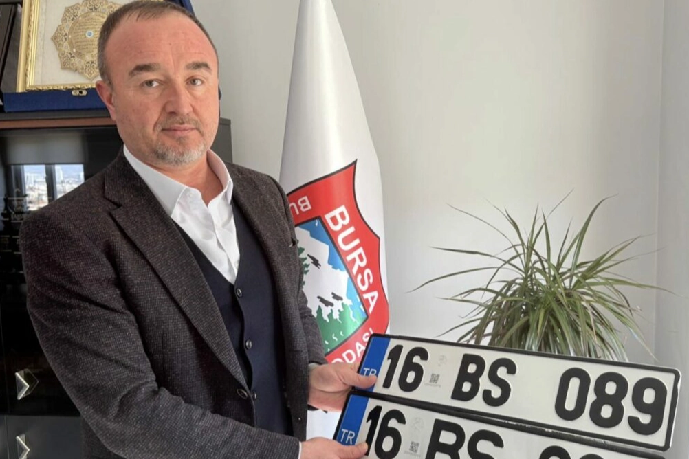 Plaka Ahmet, T&uuml;rkiye g&uuml;ndeminde! APP plaka komedisi&hellip;