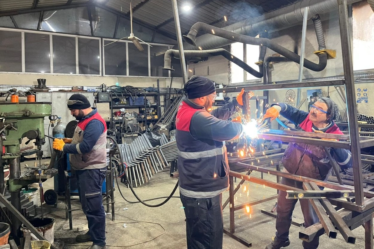 Ordu B&uuml;y&uuml;kşehir Belediyesi park mobilyalarını kendi &uuml;retiyor