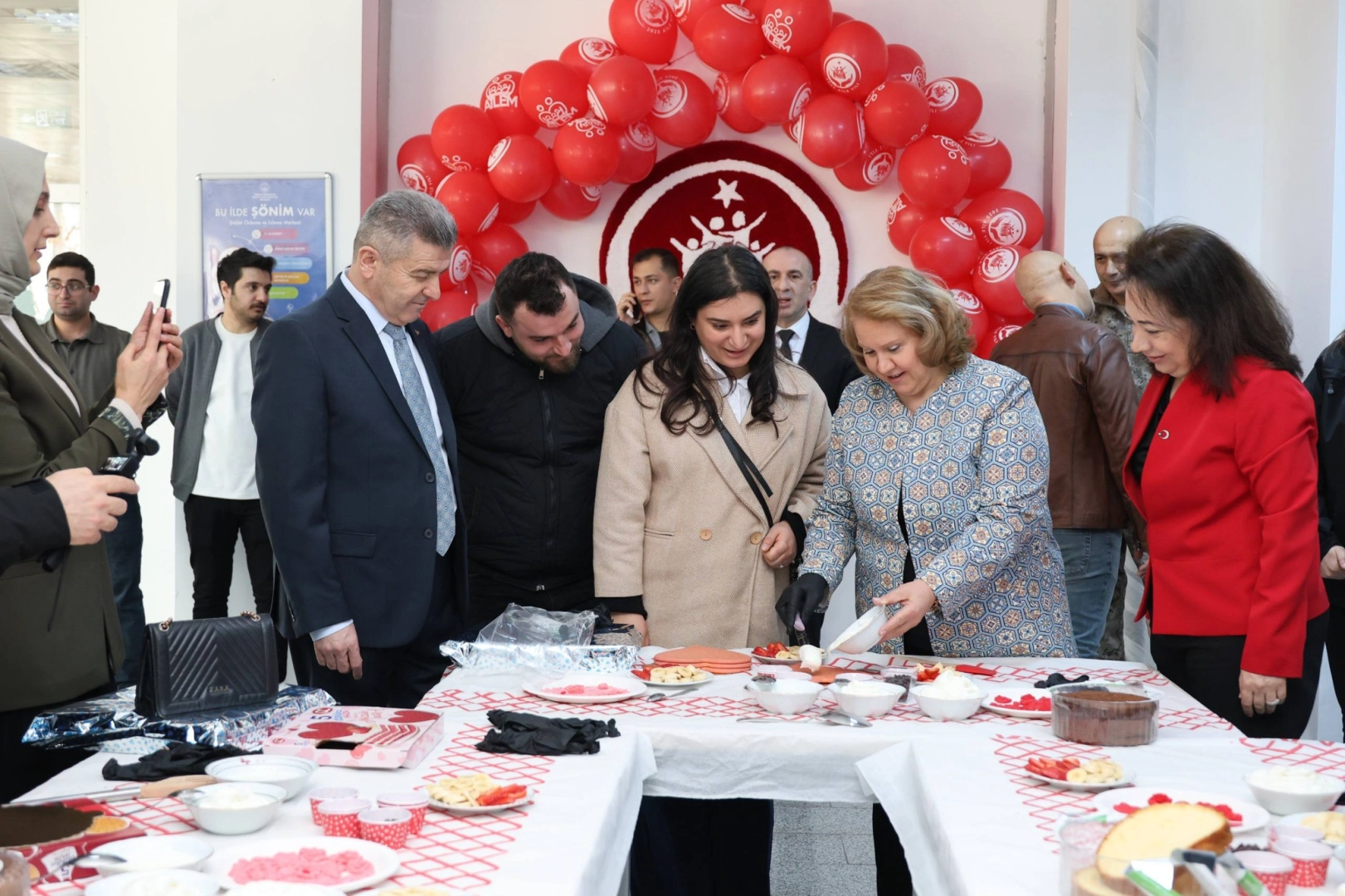 Artvin'de yeni evlenen ve evlilik aşamasındaki &ccedil;iftlere 'aile' anlatıldı