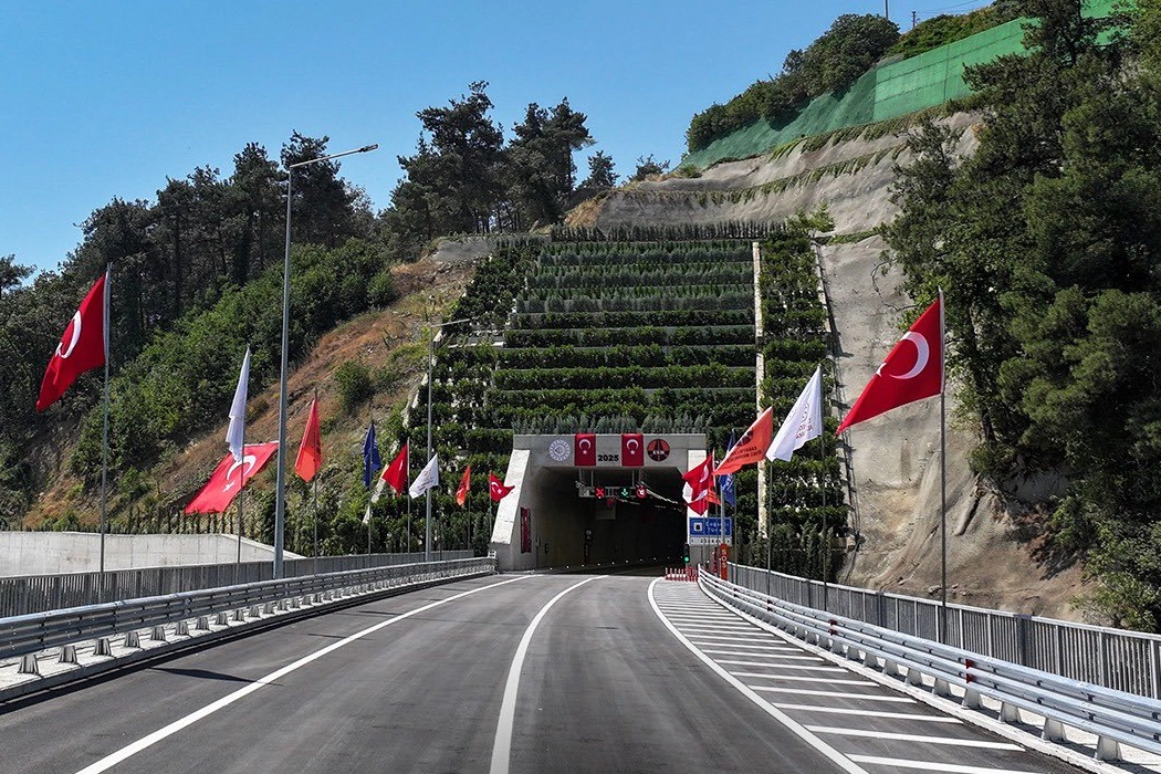 Bakan Uraloğlu'ndan Bursa paylaşımı... Doğancı T&uuml;neli ile Bursa&rsquo;ya nefes aldırdık