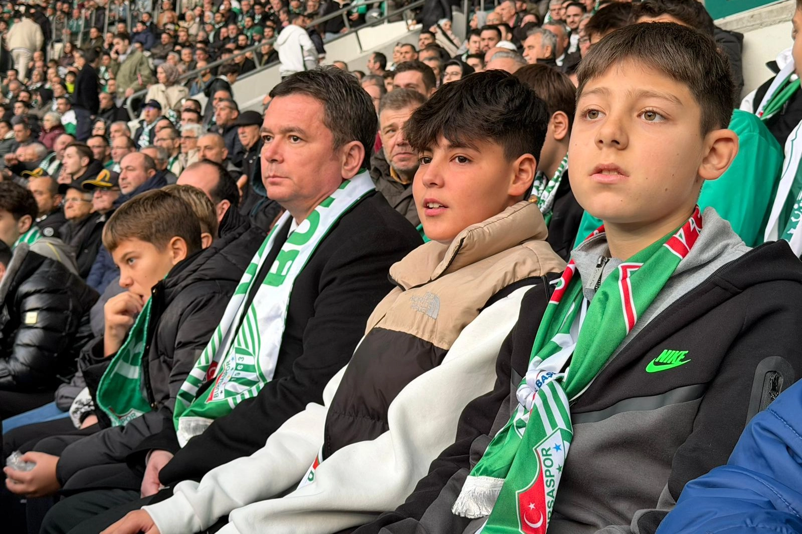 Erkan Aydın Bursaspor coşkusunu &ccedil;ocuklarla yaşadı