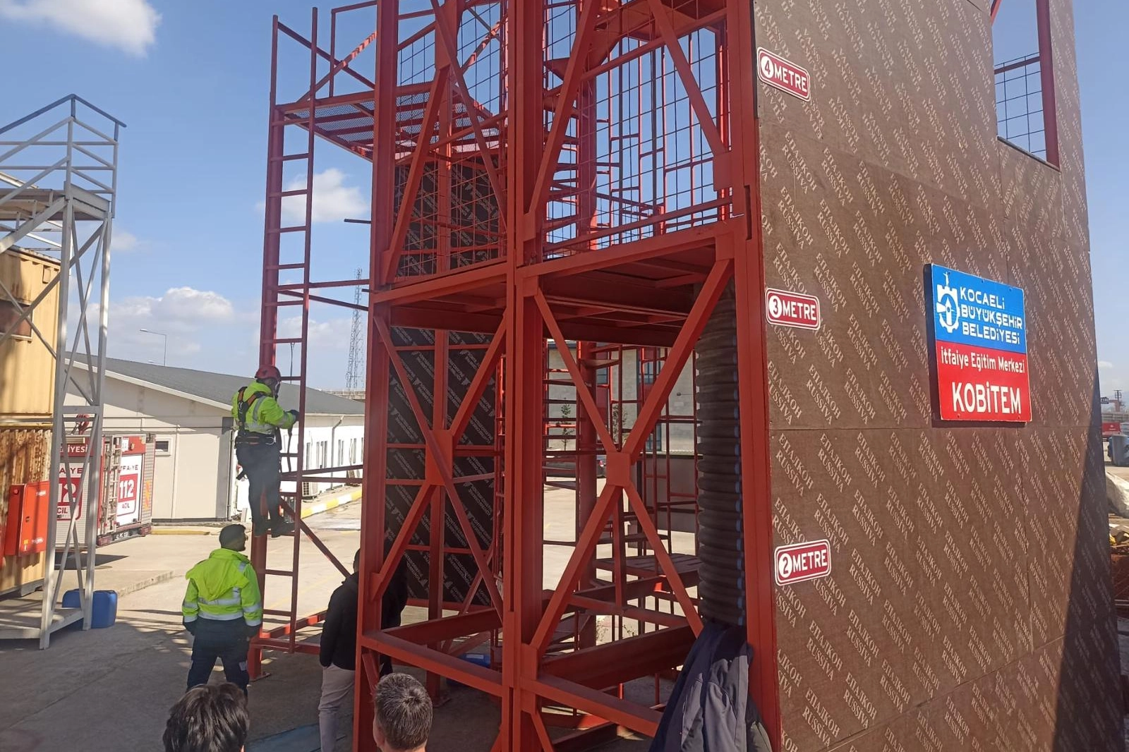 Kocaeli B&uuml;y&uuml;kşehir personeline 'y&uuml;ksekte &ccedil;alışma' eğitimi