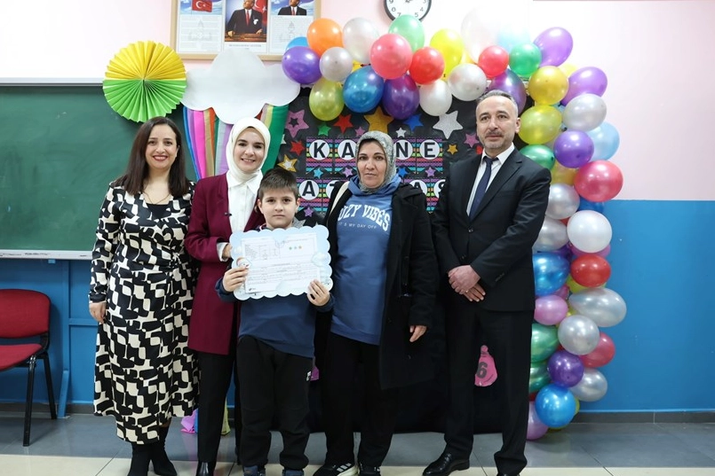 Bakan G&ouml;ktaş, şehit ve gazi &ccedil;ocuklarının ilk karne heyecanına ortak oldu