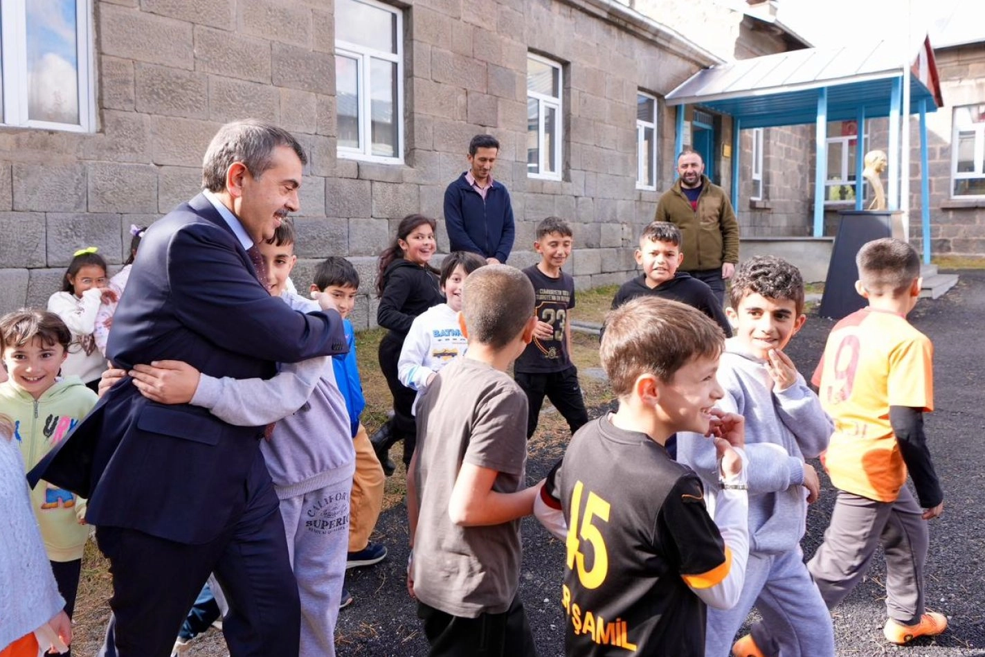 Milyonlarca &ouml;ğrenci i&ccedil;in tatil başlıyor... Bakan Tekin'den karne mesajı