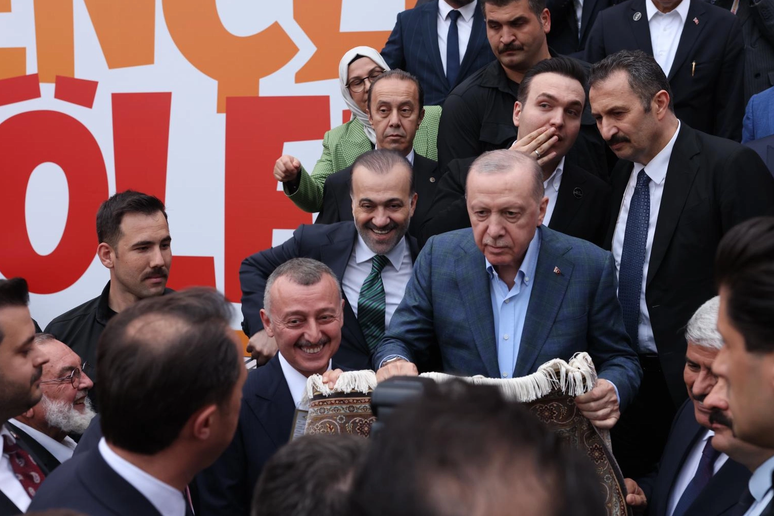 Cumhurbaşkanı Erdoğan Kocaelispor M&uuml;zesi i&ccedil;in forma imzaladı