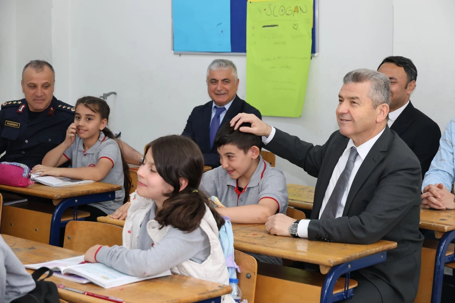 Artvin Valisi Erg&uuml;n&rsquo;den okul ziyaretleri