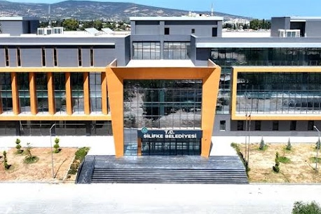 Bir operasyon da Silifke Belediyesi&rsquo;ne! Başkan Turgut dahil 18 g&ouml;zaltı