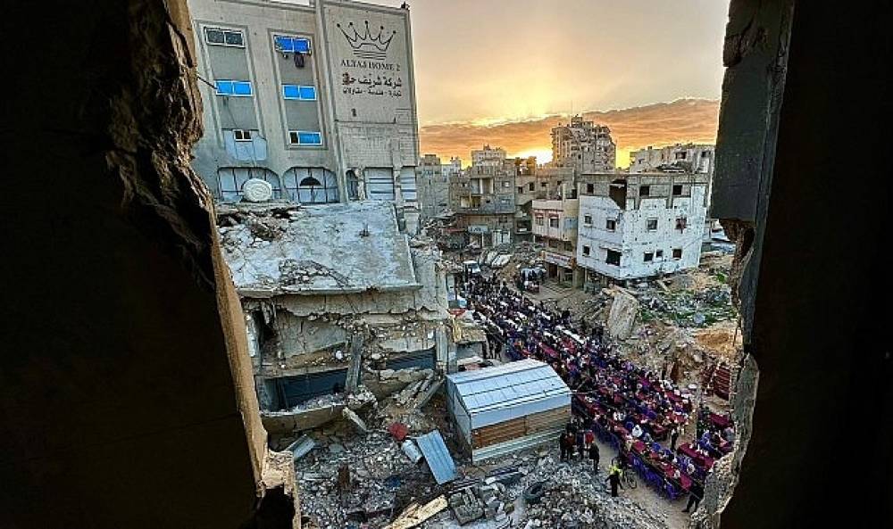 T&uuml;rk Kızılay Gazze'de Ramazan'ın İlk İftar Sofrasını Kurdu