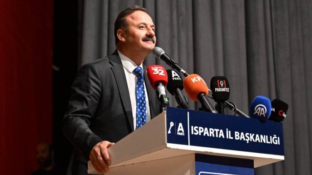 Yavuz Ağıralioğlu kürsüdeyken depreme yakalandı: ‘Tayyip Bey’in aleyhine konuşunca böyle oluyor’ 