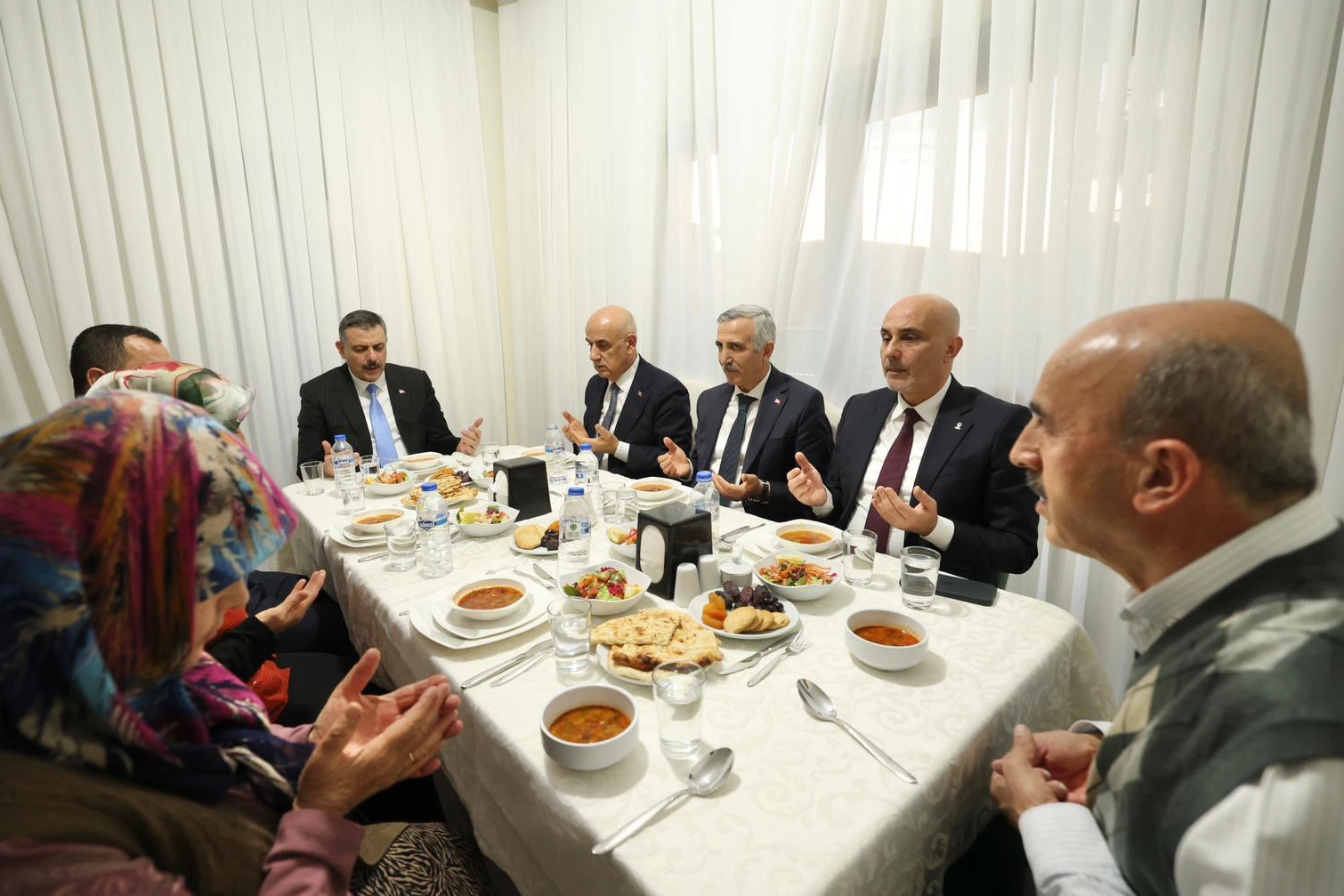 Bakan &Ccedil;ift&ccedil;i depremzede aileyle iftar yaptı