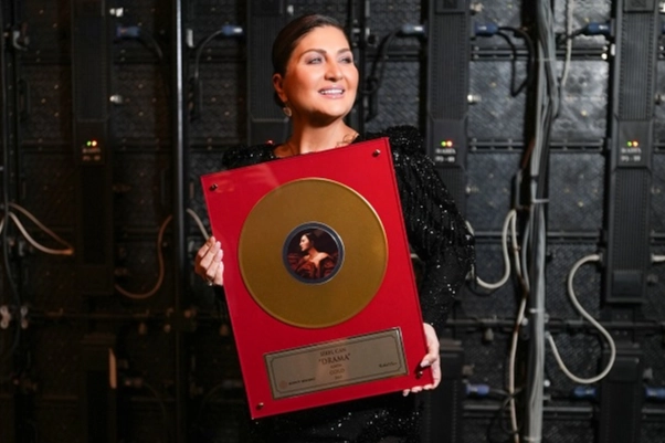 Sibel Can'a 'altın plak' &ouml;d&uuml;l&uuml;