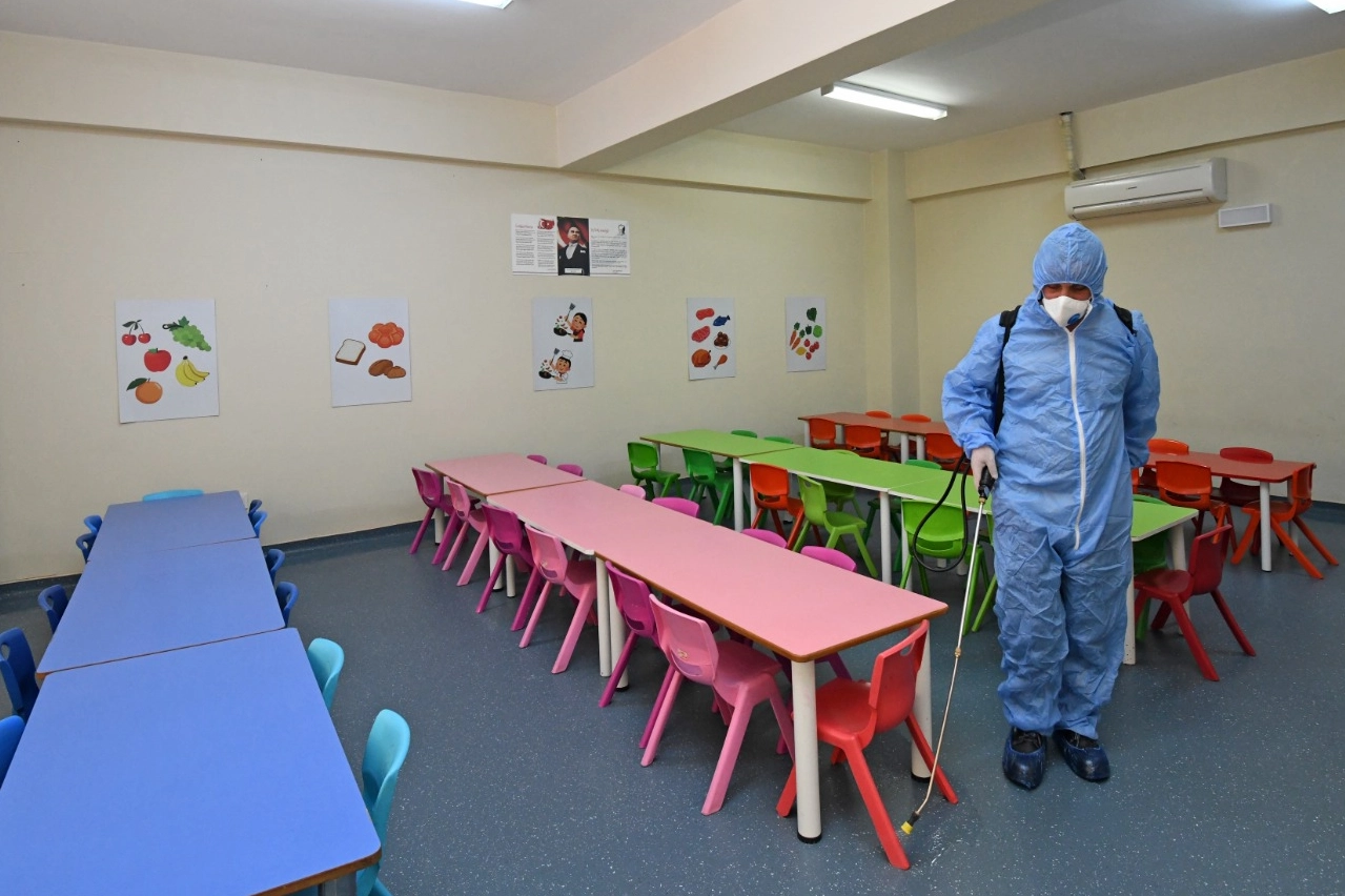 Bursa Osmangazi'de kreşlerde hijyen &ccedil;alışmaları kesintisiz s&uuml;r&uuml;yor