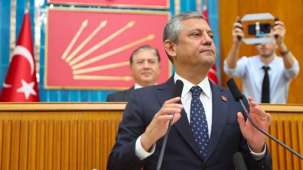 &Ouml;zg&uuml;r &Ouml;zel&rsquo;den veda: &lsquo;Bu k&uuml;rs&uuml;ye vakti gelmiş bir vedanın h&uuml;zn&uuml;n&uuml; taşıyarak &ccedil;ıktım&rsquo; 