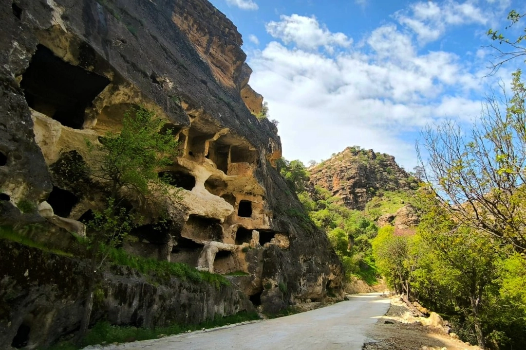Gabar&rsquo;da &ccedil;ifte keşif! Petrol&uuml;n yanında 7 katlı 'Apartman Mağara' dikkat &ccedil;ekiyor (&Ouml;zel Haber)