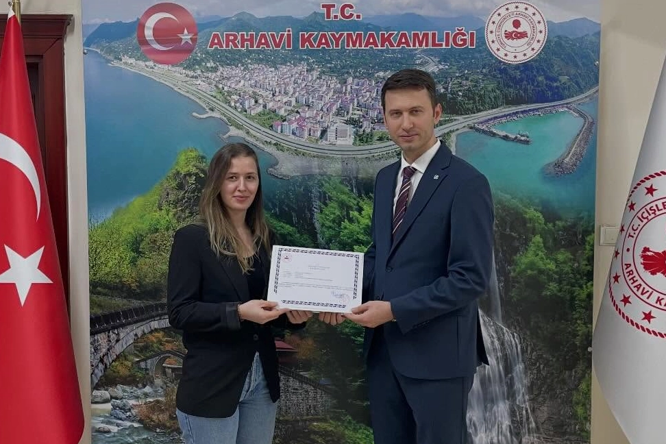 Artvin Arhavi&rsquo;de k&uuml;t&uuml;phane personeline başarı belgesi
