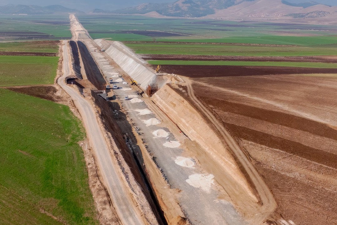 Akdeniz&rsquo;i G&uuml;neydoğu&rsquo;ya bağlayacak dev projede y&uuml;zde 81 ilerleme