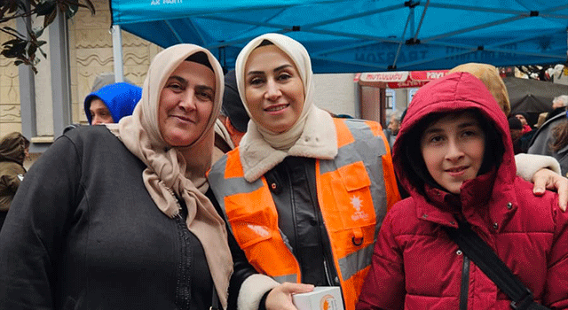 AK Parti Trabzon Kadın Kolları Kadir Gecesi&rsquo;nde Kahramanmaraş Caddesi&rsquo;nde vatandaşlarla buluştu
