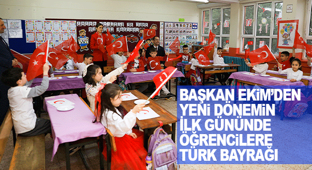 Ak&ccedil;aabat Belediye Başkanı Osman Nuri Ekim, yeni eğitim d&ouml;neminin ilk g&uuml;n&uuml;nde &ouml;ğrencileri T&uuml;rk bayrağıyla buluşturdu