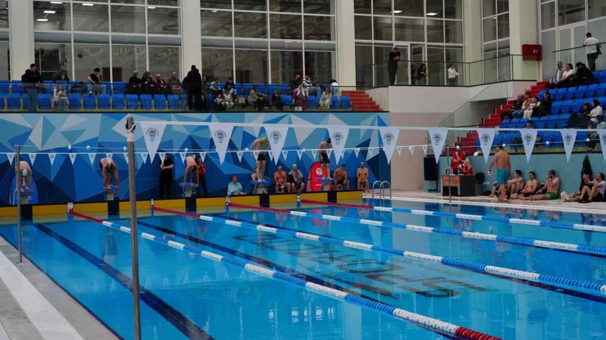 Ak&ccedil;aabat&rsquo;ta 108. kurtuluş yılı y&uuml;zme yarışları b&uuml;y&uuml;k heyecana sahne oldu