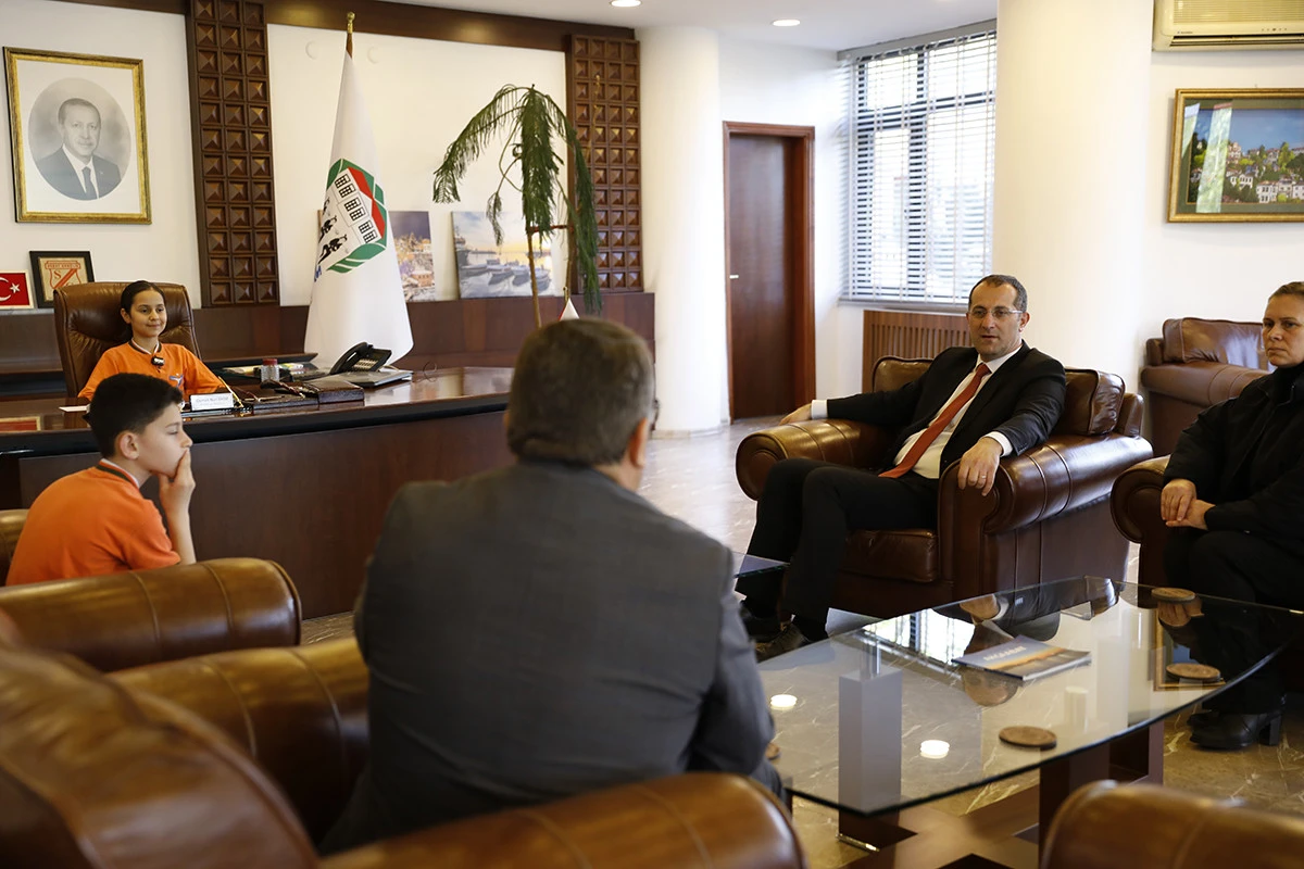 Akçaabat’ta 23 Nisan coşkusu: Belediye başkanlığı koltuğu çocuklara emanet edildi