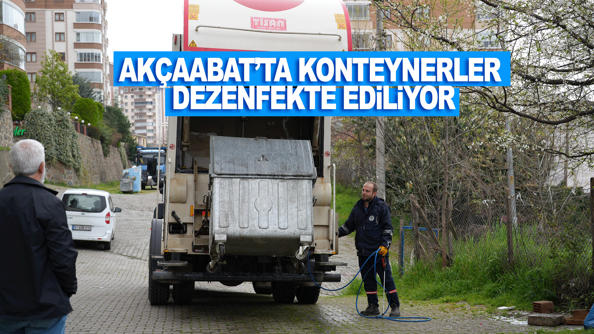 Akçaabat’ta çöp konteynerleri köpüklü suyla yıkanarak hijyenik hale getiriliyor