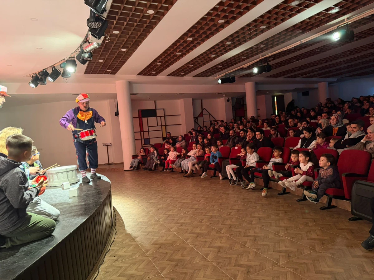 Ak&ccedil;aabat&rsquo;ta &ldquo;Kutu Kutu&rdquo; &ccedil;ocuk tiyatrosu minik izleyicilerle salonu kahkahaya boğdu