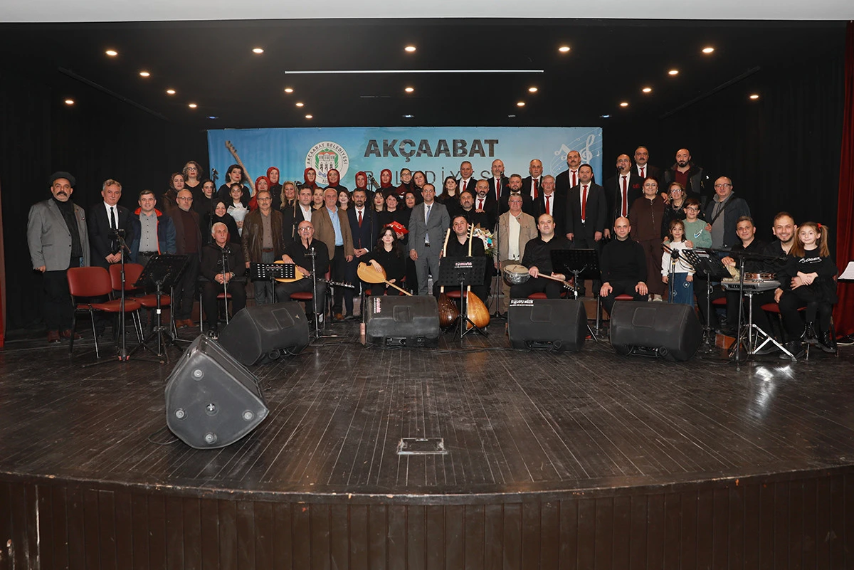 Ak&ccedil;aabat&rsquo;ta t&uuml;rk&uuml;lerle dolu bir gece yaşandı, k&uuml;lt&uuml;r ve sanat sahnede buluştu
