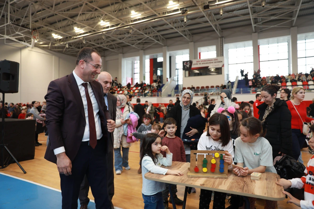 Ak&ccedil;aabat&rsquo;ta yarıyıl tatili &ccedil;ocuklar i&ccedil;in spor ve eğlenceyle dolu bir şenlikle tamamlandı