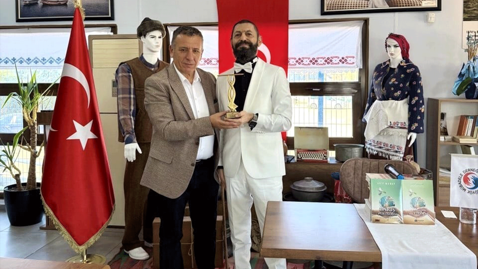 Akif Manaf&rsquo;a B&uuml;y&uuml;k M&uuml;badele Derneği&rsquo;nden Evrensel Kardeşlik ve Barış &Ouml;d&uuml;l&uuml;