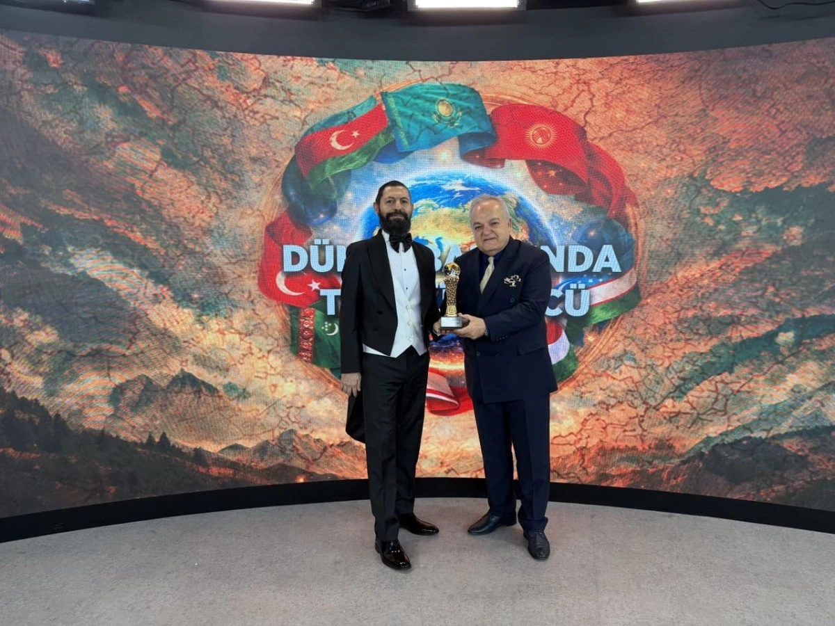 Akif Manaf&rsquo;a &ldquo;T&uuml;rk D&uuml;nyası Barış &Ouml;d&uuml;l&uuml;&rdquo; Verildi