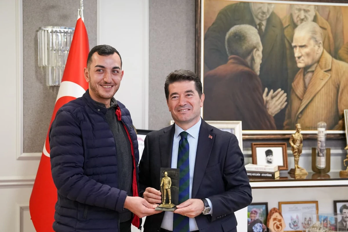 Anıtkabir&rsquo;deki Gurur Anının Kahramanı Asker, Başkan Ahmet Kaya&rsquo;yı Ziyaret Etti