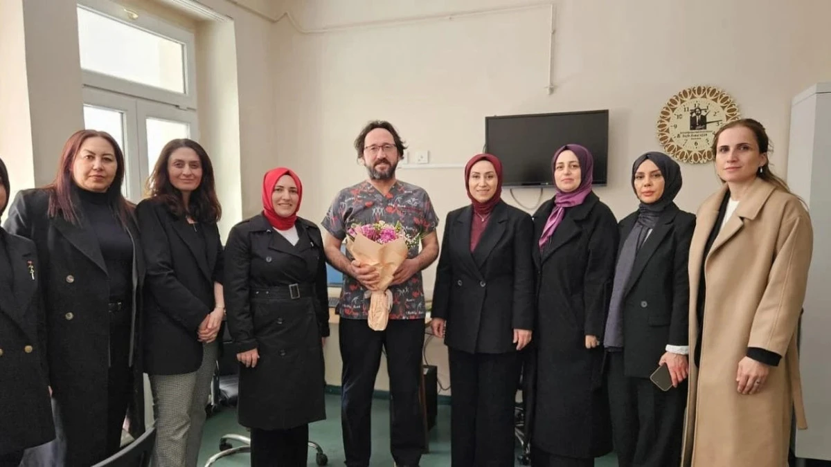 Ayfer Cihan&rsquo;dan 14 Mart Tıp Bayramı&rsquo;nda Do&ccedil;. Dr. Kemal Uzun&rsquo;a anlamlı ziyaret