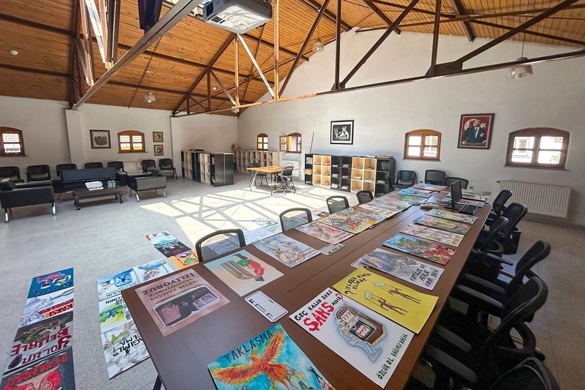 Bağımlılıkla m&uuml;cadele temalı afiş yarışmasında kazanan &ouml;ğrenciler a&ccedil;ıklandı