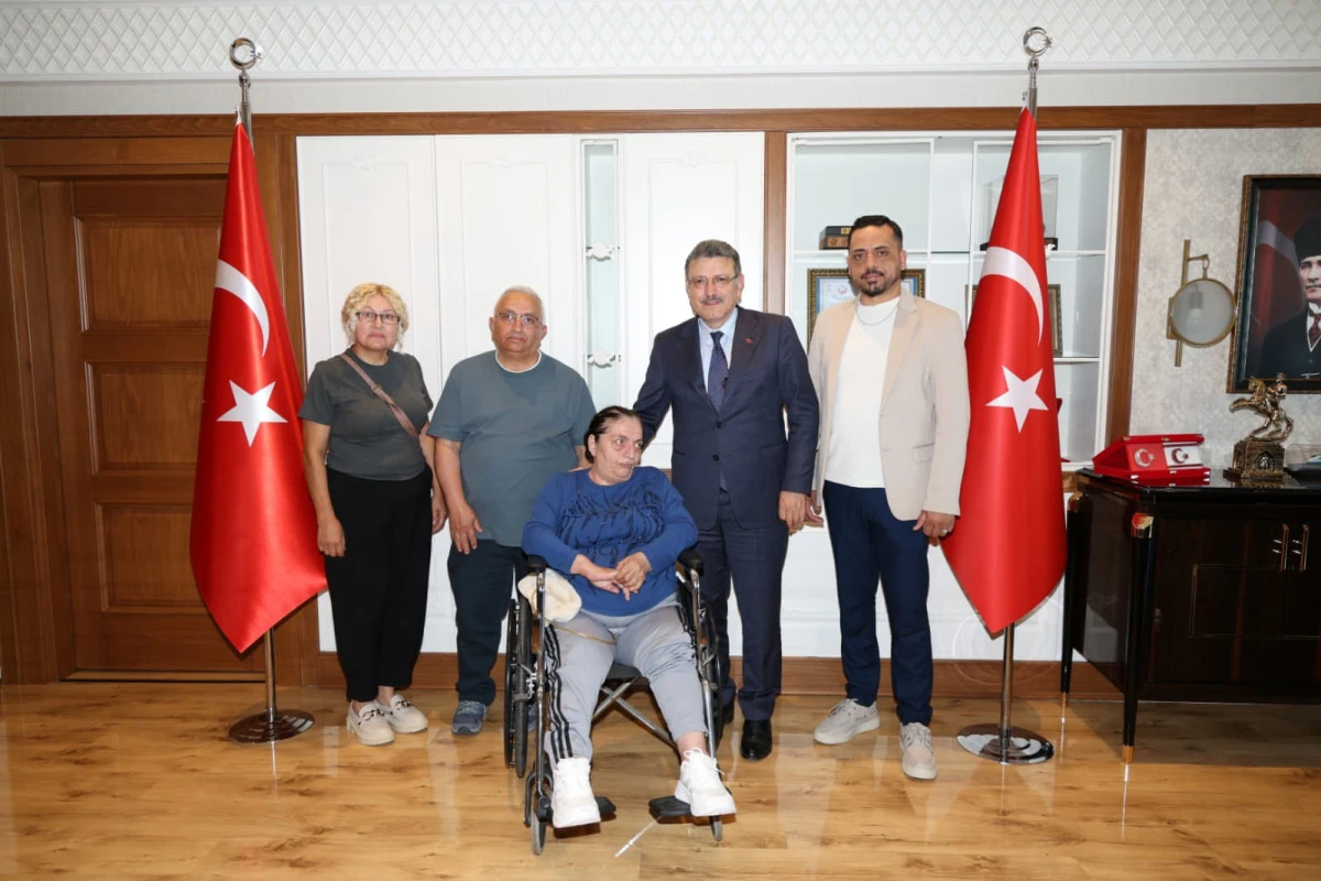 Bakan Hasipoğlu, 30 yıl sonra annesine kavuşan Ayşe Karadağ i&ccedil;in Başkan Gen&ccedil;&rsquo;e teşekk&uuml;r etti.