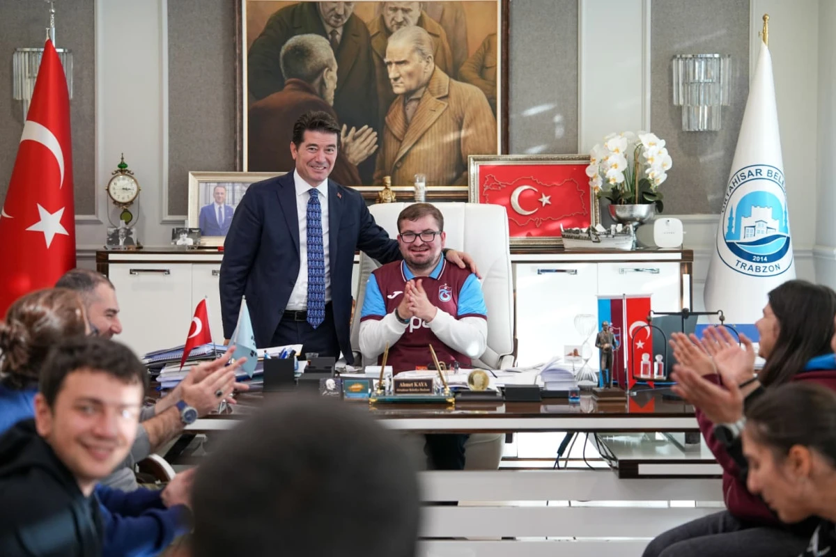 Başkan Ahmet Kaya, özel bireyleri makamında konuk ederek koltuğunu Didar Bihter Kurt’a devretti