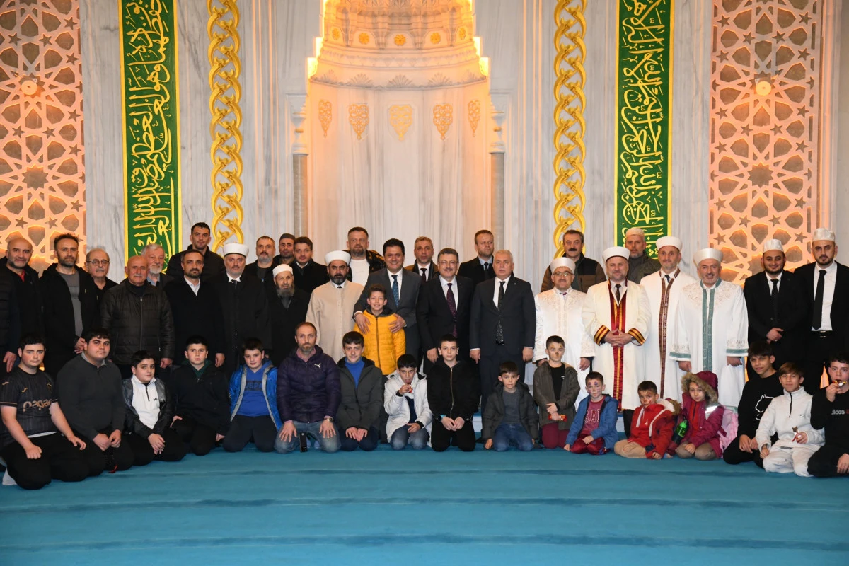 Başkan Ahmet Metin Gen&ccedil;, Regaip Kandili&rsquo;nde Hanife Hatun Camii&rsquo;nde Vatandaşlarla Buluştu