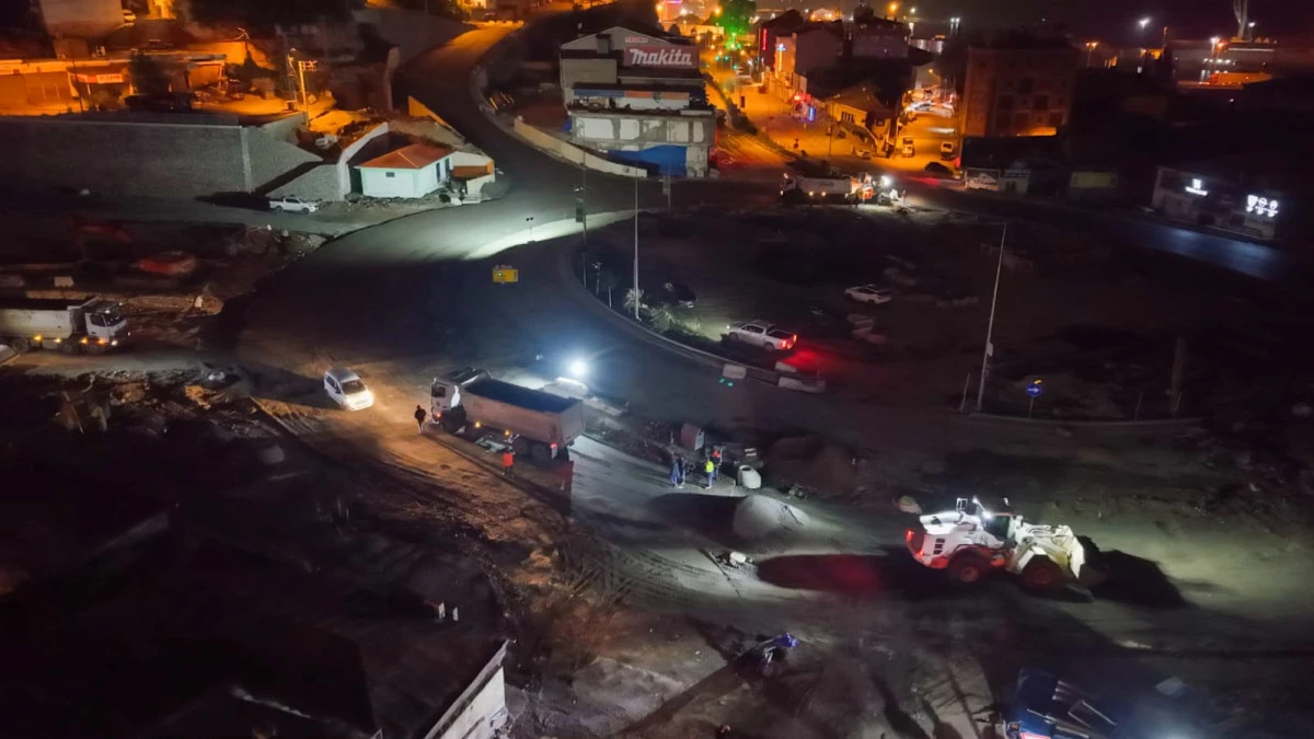 Başkan Kaya, Değirmendere’deki yoğun trafiğin nedeni olan kavşakta gece mesaisini sürdürüyor