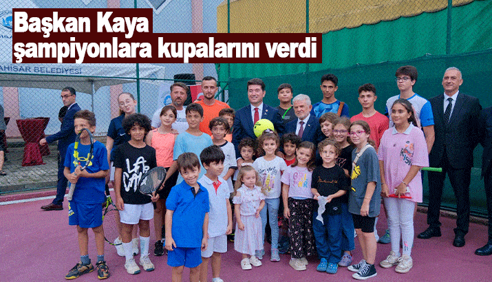Başkan Kaya şampiyonlara kupalarını verdi
