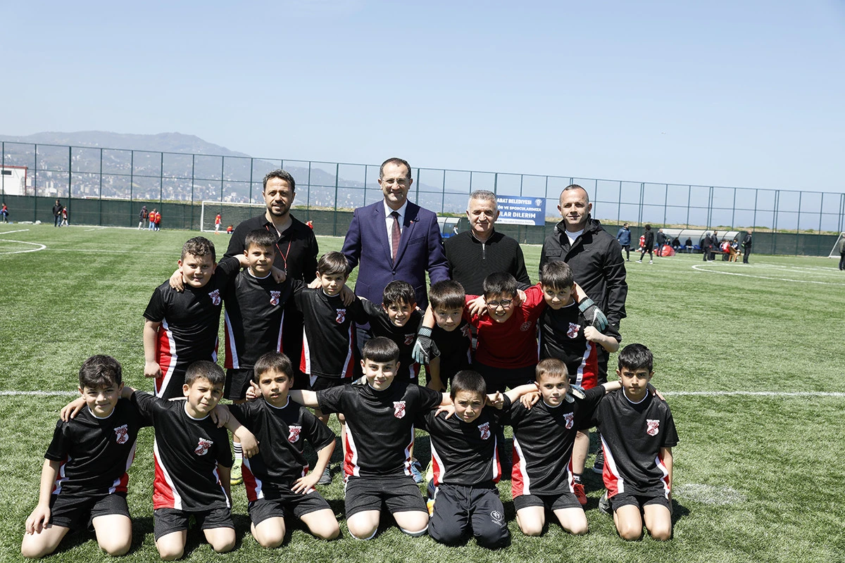 Başkan Osman Nuri Ekim, 23 Nisan Futbol Şenliği&rsquo;nde &ccedil;ocukların coşkusunu sahada paylaştı