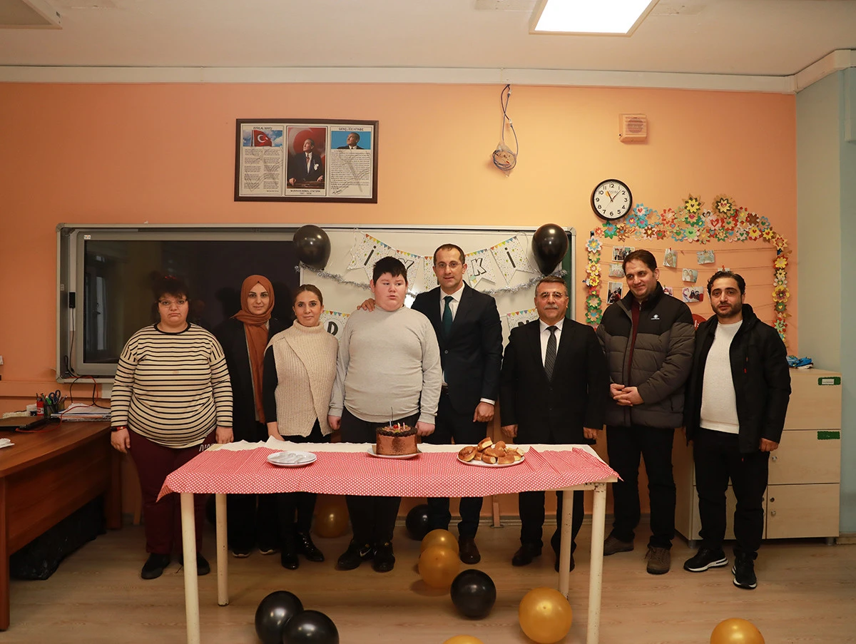 Başkan Osman Nuri Ekim, Yıldızlı TOKİ Okullarında Öğrencilerle Bir Araya Gelerek Eğitim Ziyaretlerini Sürdürüyor