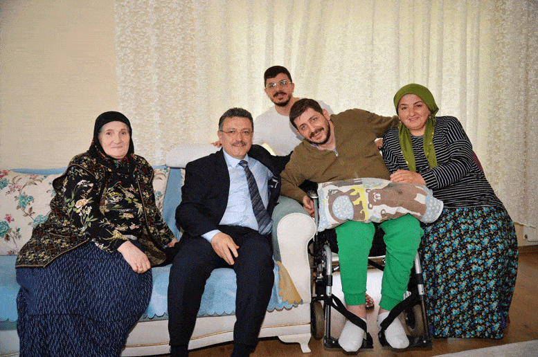 Başkanı Genç, bedensel engelli Şener Topaloğlu'nun evine konuk oldu
