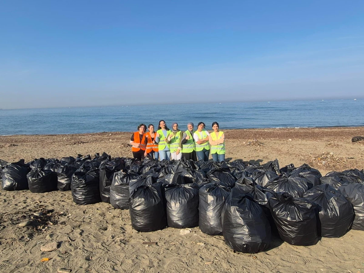 Büyükşehir Belediyesi ile KTÜ öğrencileri sahil hattında kapsamlı temizlik çalışması yaptı