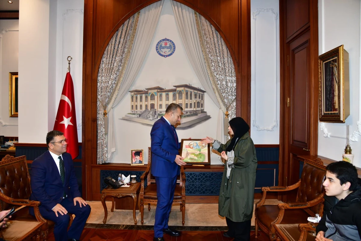 &Ccedil;anakkale ruhunu yansıtan anlamlı eser, gen&ccedil; sanat&ccedil;ıyı valilik makamına taşıdı