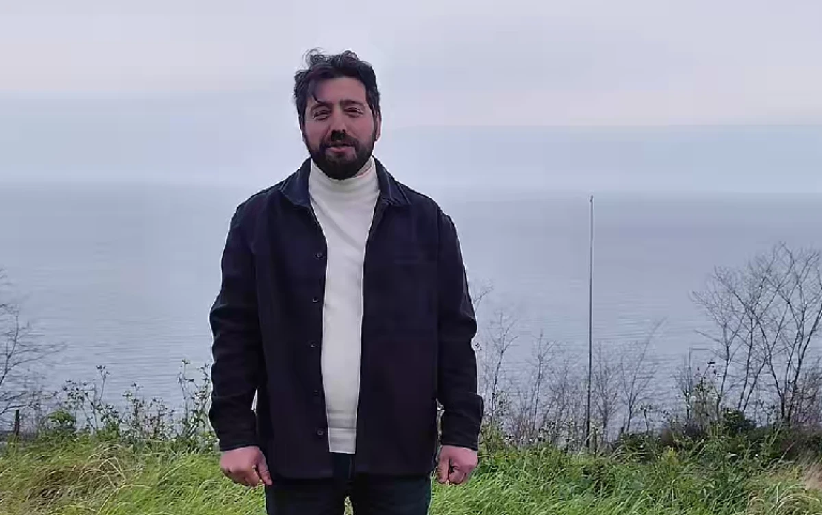 CHP Araklı İl&ccedil;e Başkan Yardımcısı Taşkın Terzi&rsquo;den Bayrak Direğine Anlamlı Dokunuş