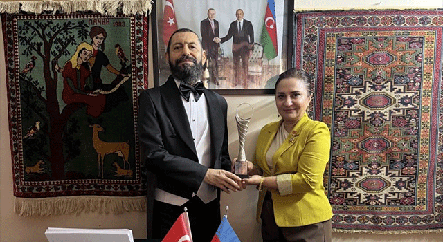 D&uuml;nyaca &Uuml;nl&uuml; Yazar Akif Manaf&rsquo;a Anlamlı &Ouml;d&uuml;l: &ldquo;Barış Sanatı &Ouml;d&uuml;l&uuml;&rdquo;