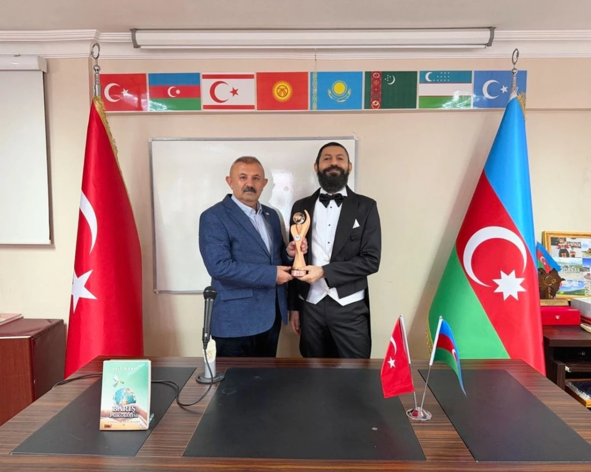 D&uuml;nyaca &Uuml;nl&uuml; Yazar Akif Manaf&rsquo;a Diyalog ve Barış &Ouml;d&uuml;l&uuml;