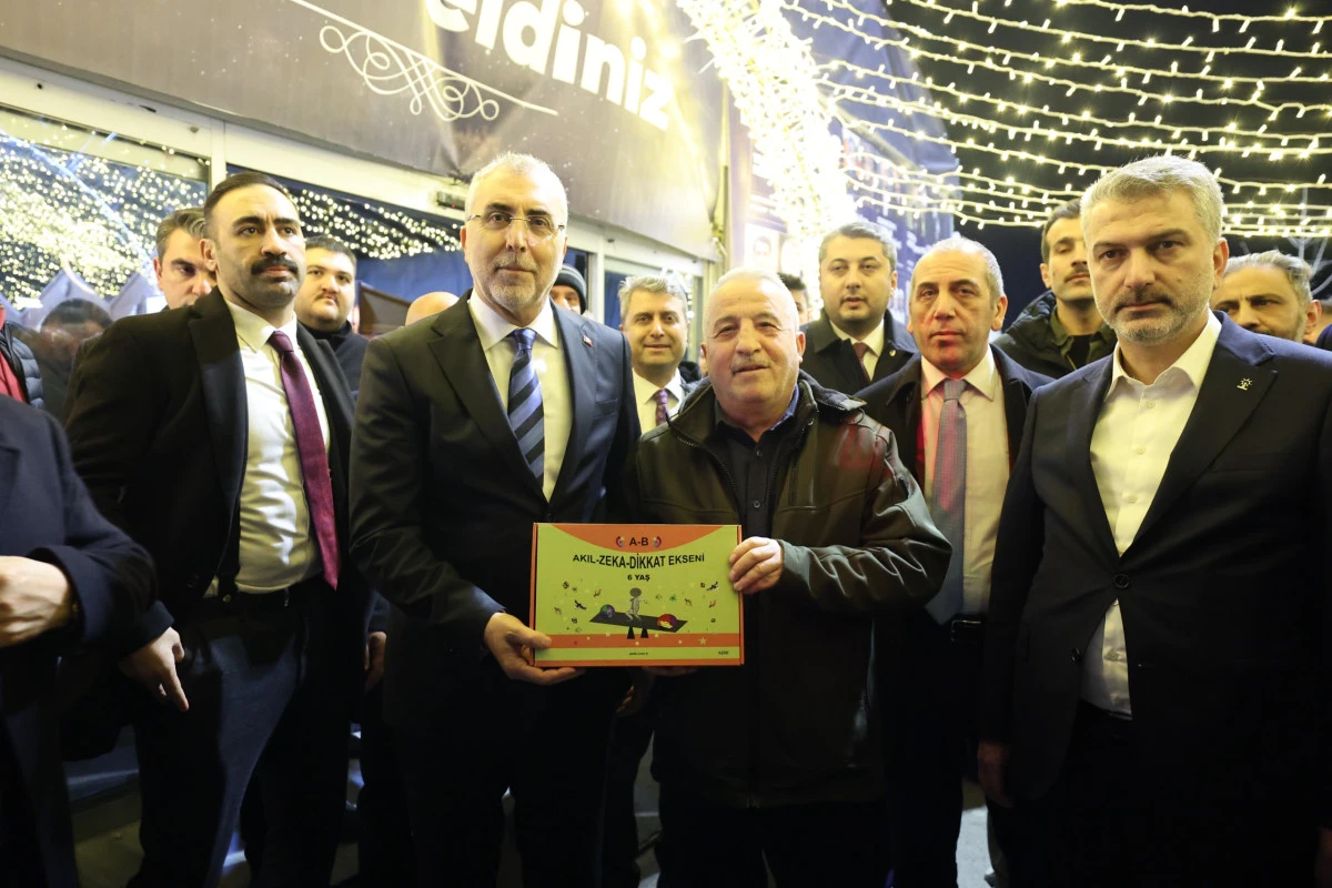 Kaya Vural, 6-7 yaş grubu &ccedil;ocuklara y&ouml;nelik geliştirdiği &ldquo;Akıl Zeka Dikkat Ekseni&rdquo; kitabını Bakan Vedat Işıkhan&rsquo;a takdim etti