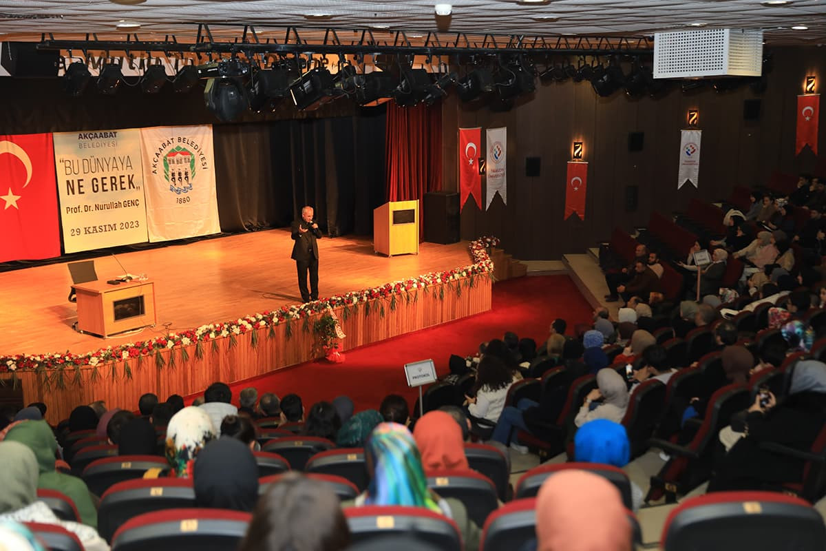 Nurullah Genç Trabzon'da Akçaabat'ta konferans verdi