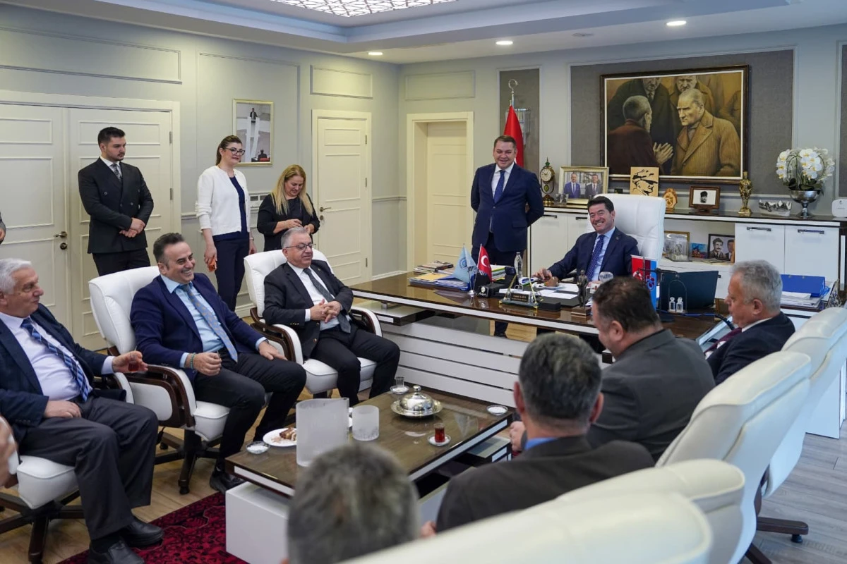 Ortahisar Belediye Başkanı Ahmet Kaya&rsquo;ya makamında s&uuml;rpriz doğum g&uuml;n&uuml; kutlaması d&uuml;zenlendi