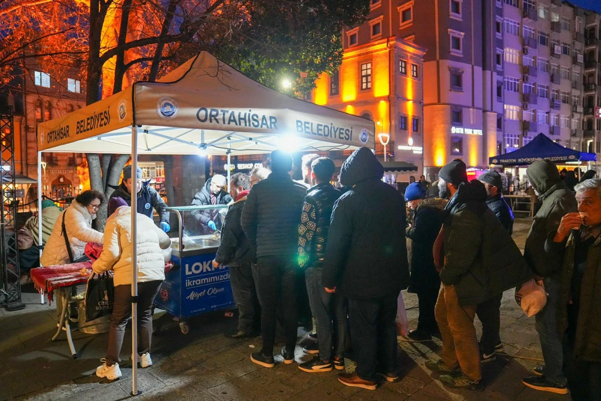 Ortahisar Belediyesi depremde hayatını kaybeden vatandaşlar i&ccedil;in anma lokması dağıttı